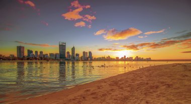 Swan River Perth manzarası görünümünü altın gündoğumu