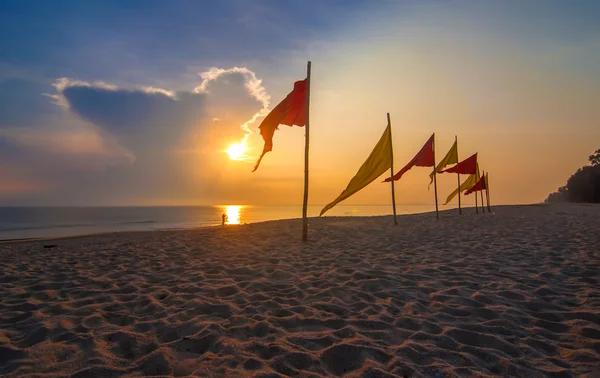 Długich ekspozycji zdjęcia wschód słońca, piasku i plaży na wschód — Zdjęcie stockowe