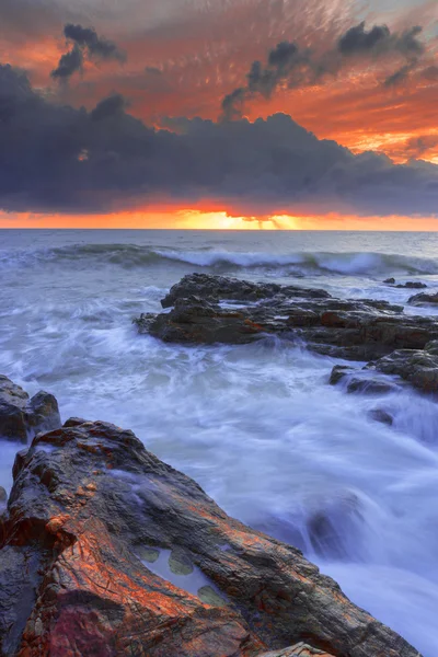 Sunrise dalga Kemasek yavaş çekim ile çekilen Beach — Stok fotoğraf