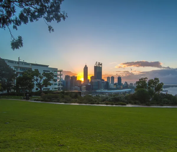 Vista del amanecer con rayos de luz Perth Skyline desde Kings Park —  Fotos de Stock