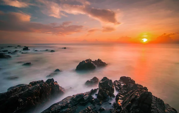 Denizin güzel kayalık manzara günbatımı — Stok fotoğraf