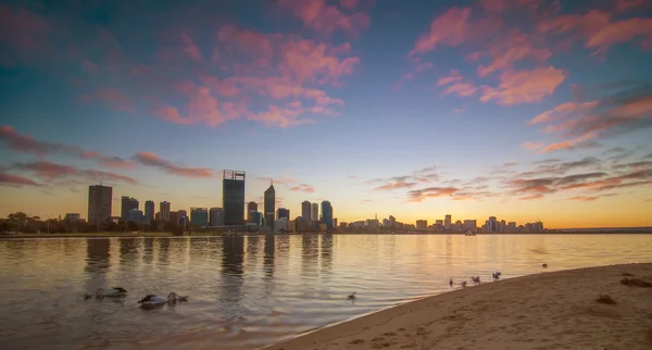 Goldener Sonnenaufgang Blick auf Perth Skyline vom Schwanenfluss — Stockfoto