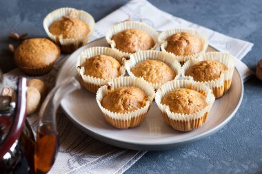 Koyu renkli havuçlu kek ve çaydanlık fotoğrafı.