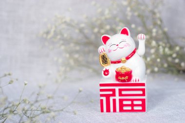 Geleneksel Japon oyuncağı. Maneki neko biblosu