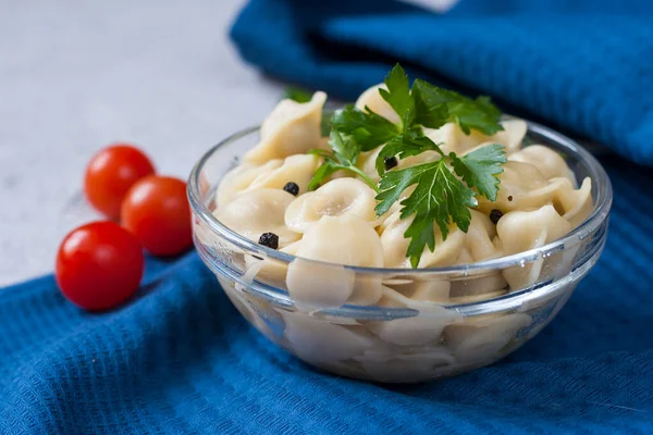 Pelmeni Russo Com Salsa Uma Tigela Vidro — Fotografia de Stock