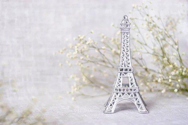 Fondo Romántico Con Flores Miniatura Torre Eiffel — Foto de Stock