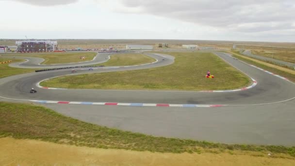 VISTA AERIAL. Karting Racing em Serpentine Track Durante o Campeonato Russo — Vídeo de Stock