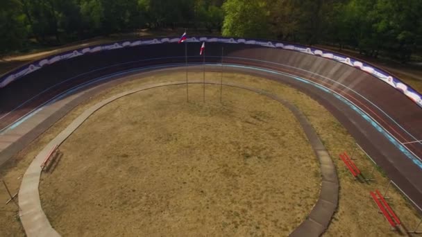 Letecký pohled. Nový prázdný moderní cyklostezka venku — Stock video