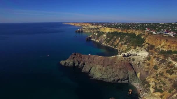 Luchtfoto. Fantastisch uitzicht over Fiolent Cape kustlijn op de Krim — Stockvideo