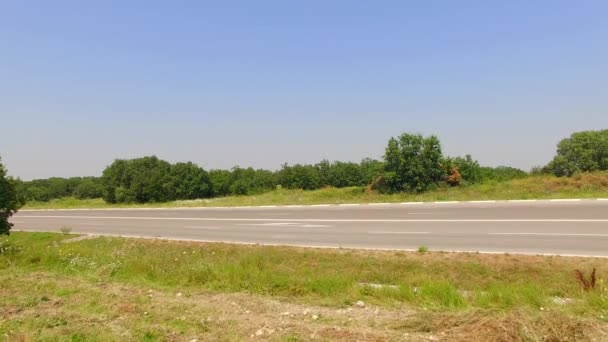 Caminhão em movimento ao longo da estrada rural — Vídeo de Stock