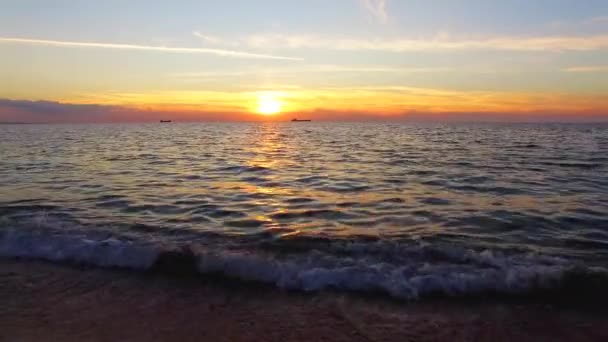 Olas marinas salpicando contra la orilla al atardecer — Vídeo de stock