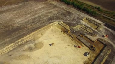 Sahada çalışan inşaat makinaları