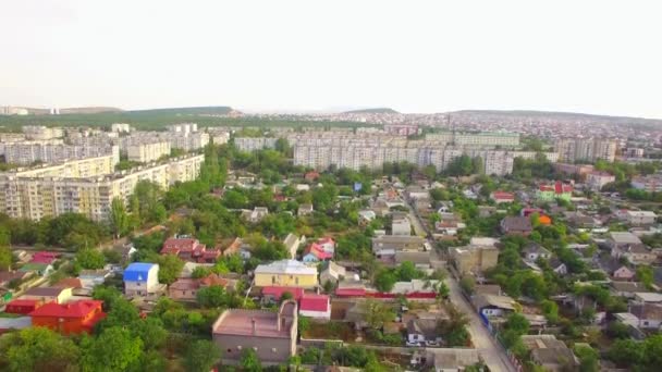 Casas y edificios en el verde de la ciudad pequeña — Vídeos de Stock