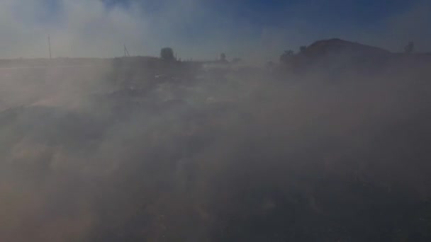 Büyük atmosferi kirletici yanan çöp yığını — Stok video