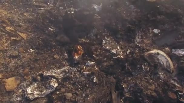 在巨大的垃圾场上烧的垃圾 — 图库视频影像