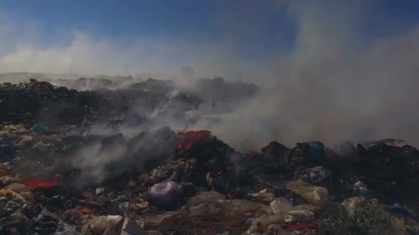 Großer Müllhaufen brennt auf Mülldeponie — Stockvideo