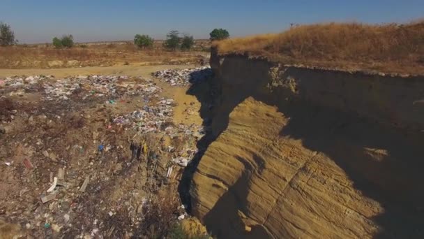Pendientes de cantera llenas de basura — Vídeo de stock