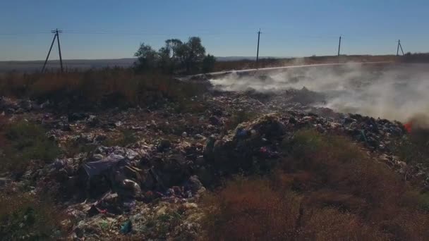 Dépôt de déchets brûlant dans les banlieues — Video