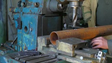 İki işçilerin boru ve matkap ile çalışma