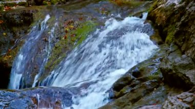 Aşağı dağ dere akan basamaklı su