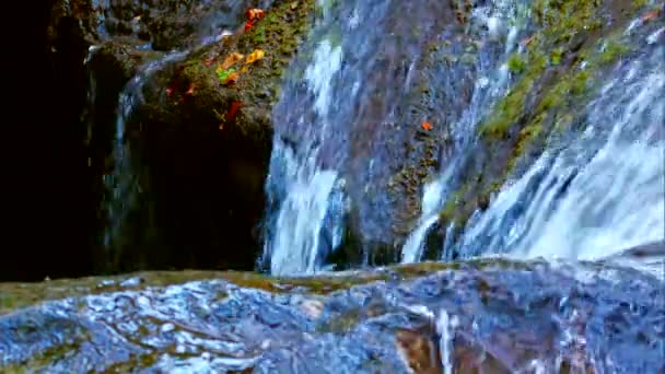 Cascada de agua que fluye hacia abajo en las piedras — Vídeo de stock