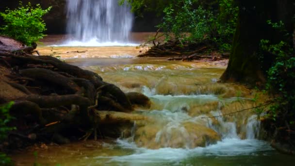 Kleine waterval stroomt In Nationaal Park — Stockvideo