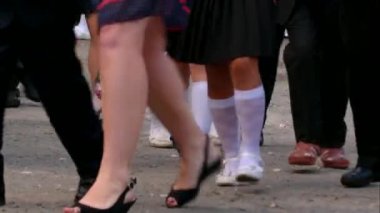 Küçük öğrenciler okul satırında yürüyüş