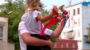 Simferopol, Crimea. 1st Eylül 2015. Öğrenciler ilk okul gününde çan