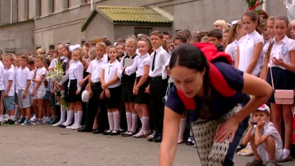 Simferopol, Crimea. 01.09.2015. uczniowie w uroczystym Zgromadzeniu w szkolnym — Wideo stockowe