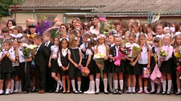 СИМФЕРОПОЛ, КРИМЕА. 9 сентября 2015 года. Ученики в школе на школьном дворе в День знаний — стоковое видео