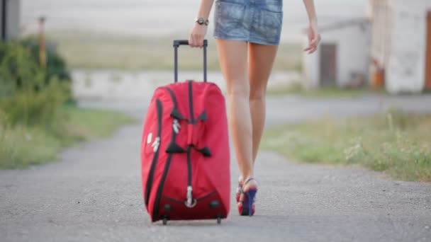 Sexy chica con maleta caminando en la entrada — Vídeo de stock