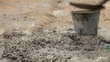 Kova içine beton koyarak alt