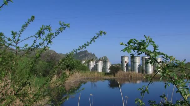 Edificios de Planta de Alcantarillado Cerca del Lago — Vídeo de stock