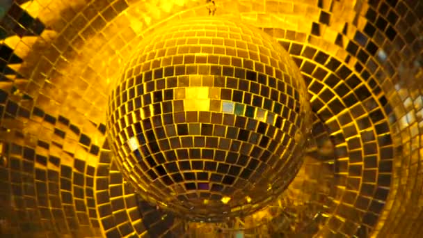 Złote lustro Disco Ball obracając się wokół — Wideo stockowe