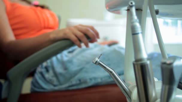 Молодой пациент на стоматологическом стуле — стоковое видео
