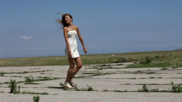Młoda kobieta, biegnące w kierunku Starego samolotu — Wideo stockowe