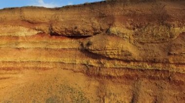 Bulutlu gökyüzü karşı dik yar