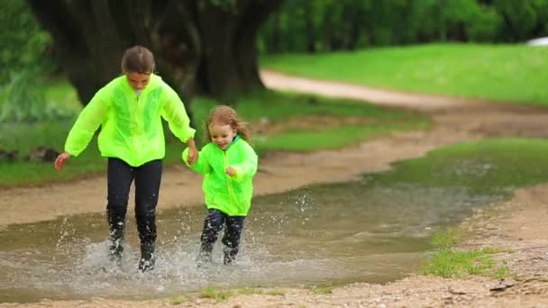 Mignon les enfants courir dans énorme flaque — Video