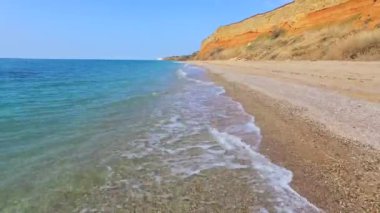 Kayalar, turkuaz deniz suyu sahil şeridine