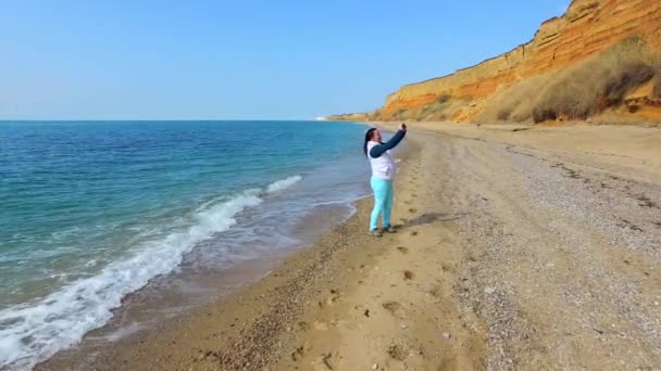 Mujer feliz haciendo selfie contra el paisaje marino — Vídeos de Stock