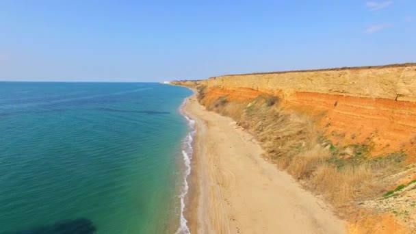 Красивий пейзаж з морем і схилами — стокове відео