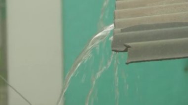 Şiddetli yağmur su çatıdan akan