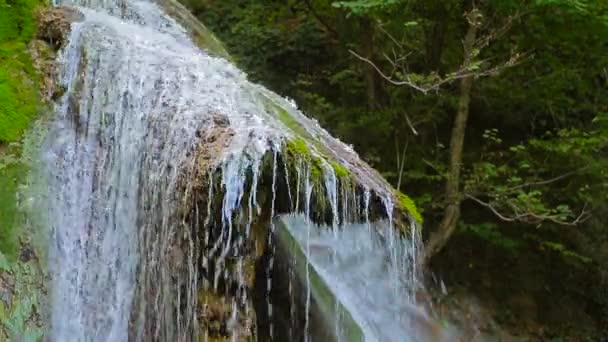 Malebný vodopád Dzhur Dzhur v pohybu — Stock video