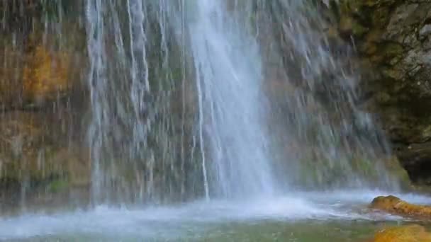 Flussi rapidi di cascata Dzhur Dzhur cadere nel lago — Video Stock