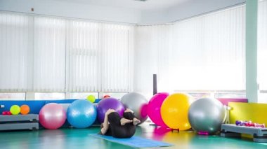 Fit Kız Egzersiz Mat On Gevşeme Pose Yatan