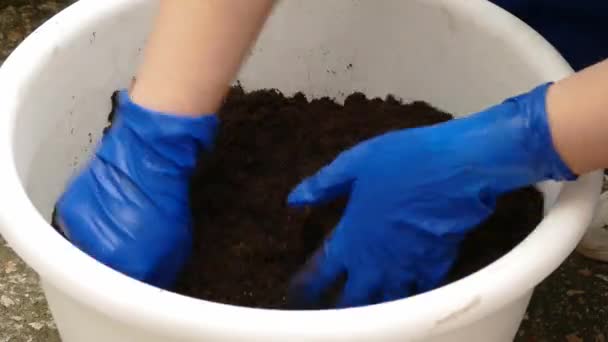 Mistura de preparação do trabalhador para plantação de jardim — Vídeo de Stock