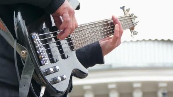 Manos del hombre tocando la guitarra de bajo eléctrico — Vídeos de Stock