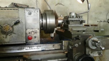 Çilingir Torna 'nın Metal Billet İşlemi Üzerinde Çalışıyor