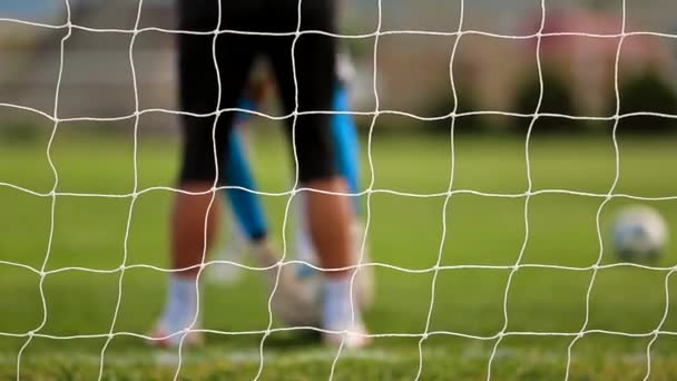 Entrenamiento de dos jugadores de fútbol en el campo Imágenes de stock libres de derechos