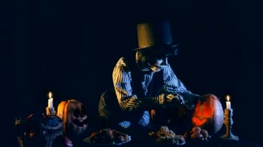 Jack O'lantern is lightening candles